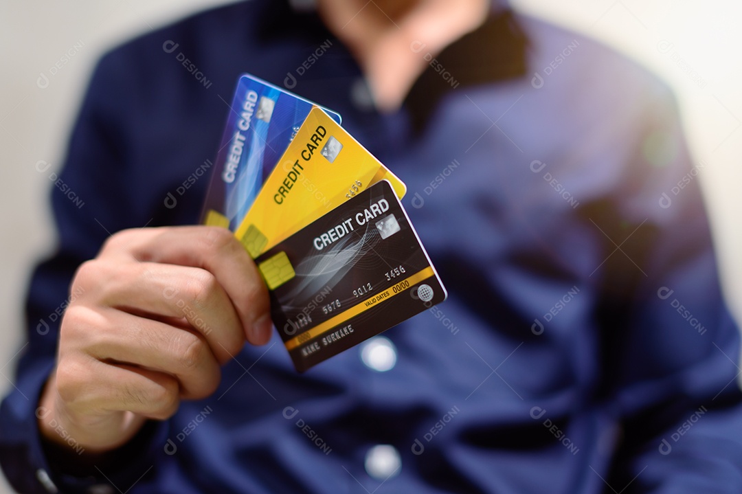 Os empresário usando cartões de crédito para comprar, vender, fazer compras