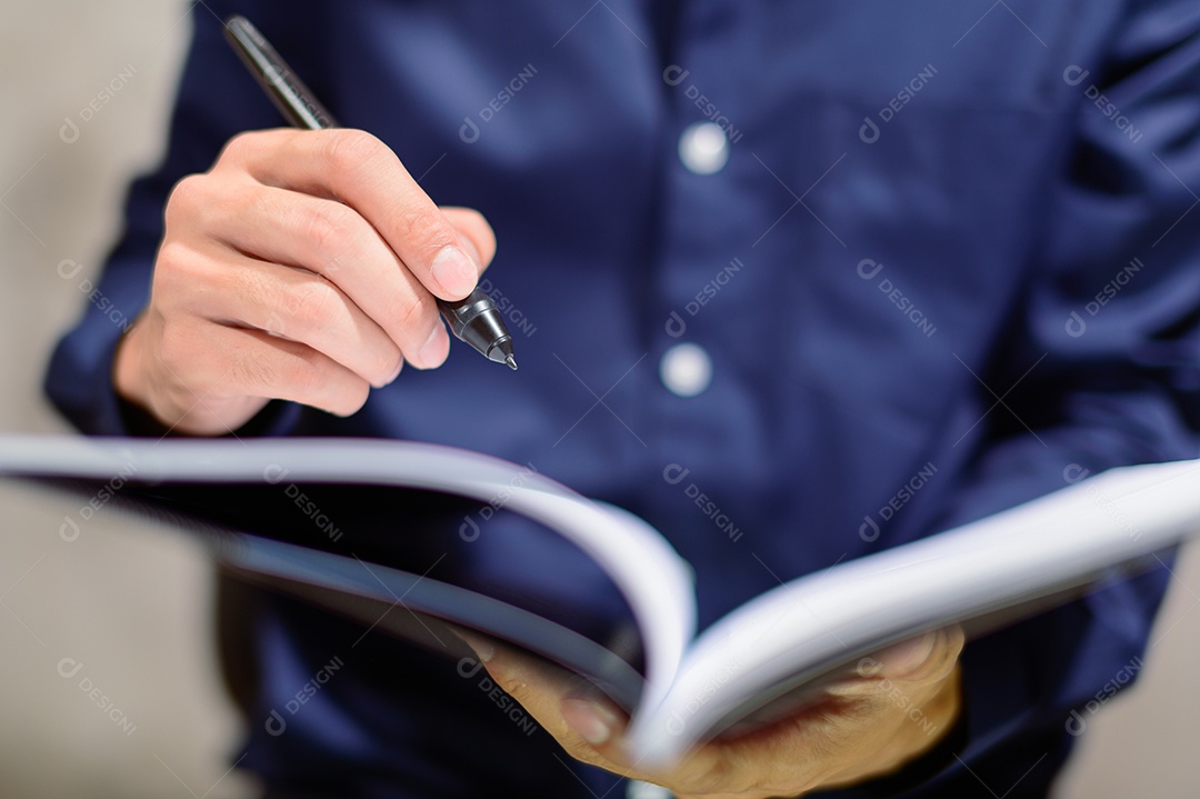 Os executivos fazem anotações em livros de papel