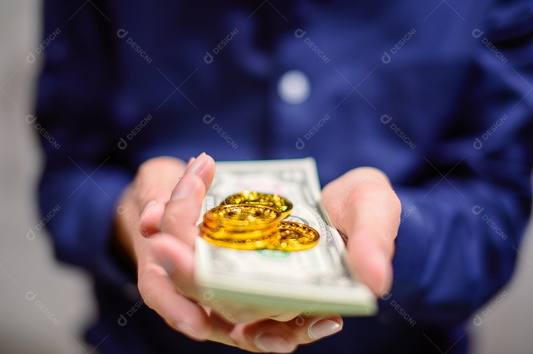 Empresários usam dinheiro para comprar mercadorias e fazer negócios