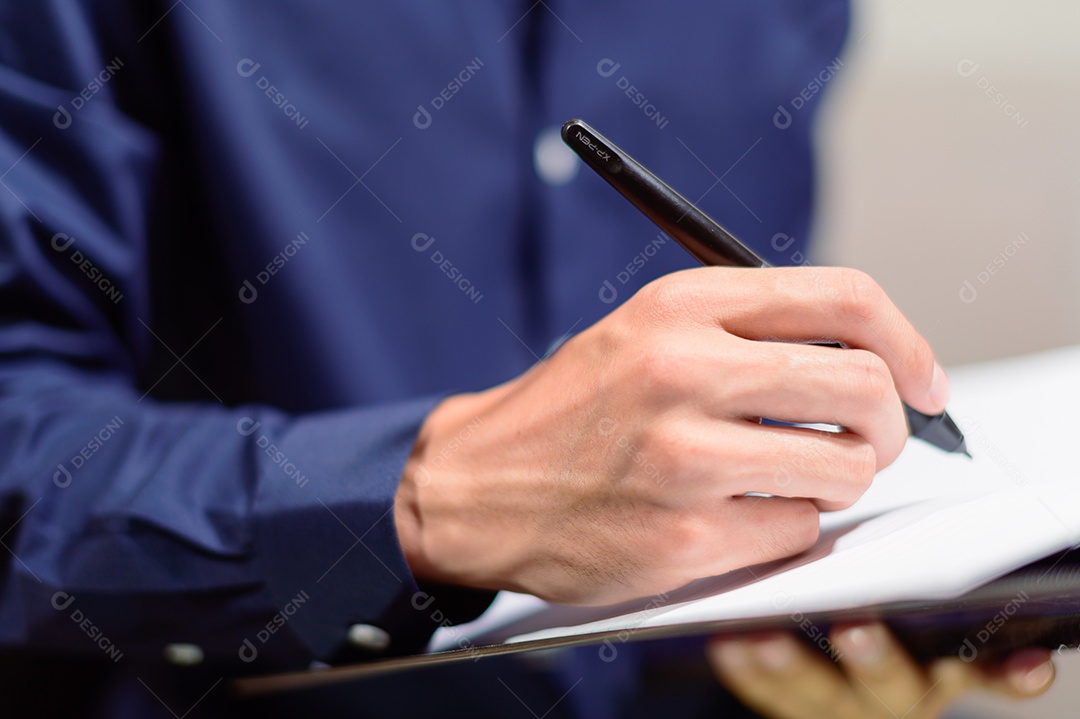 Os executivos fazem anotações em livros de papel