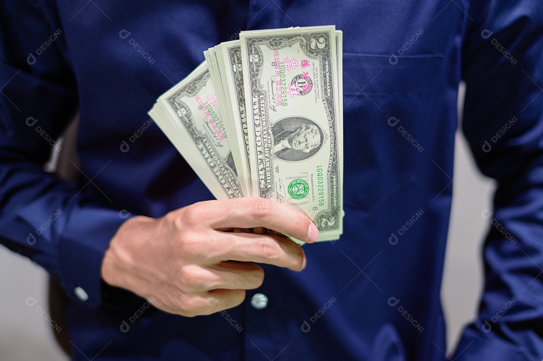 Empresário usam dinheiro para comprar mercadorias e fazer negócios