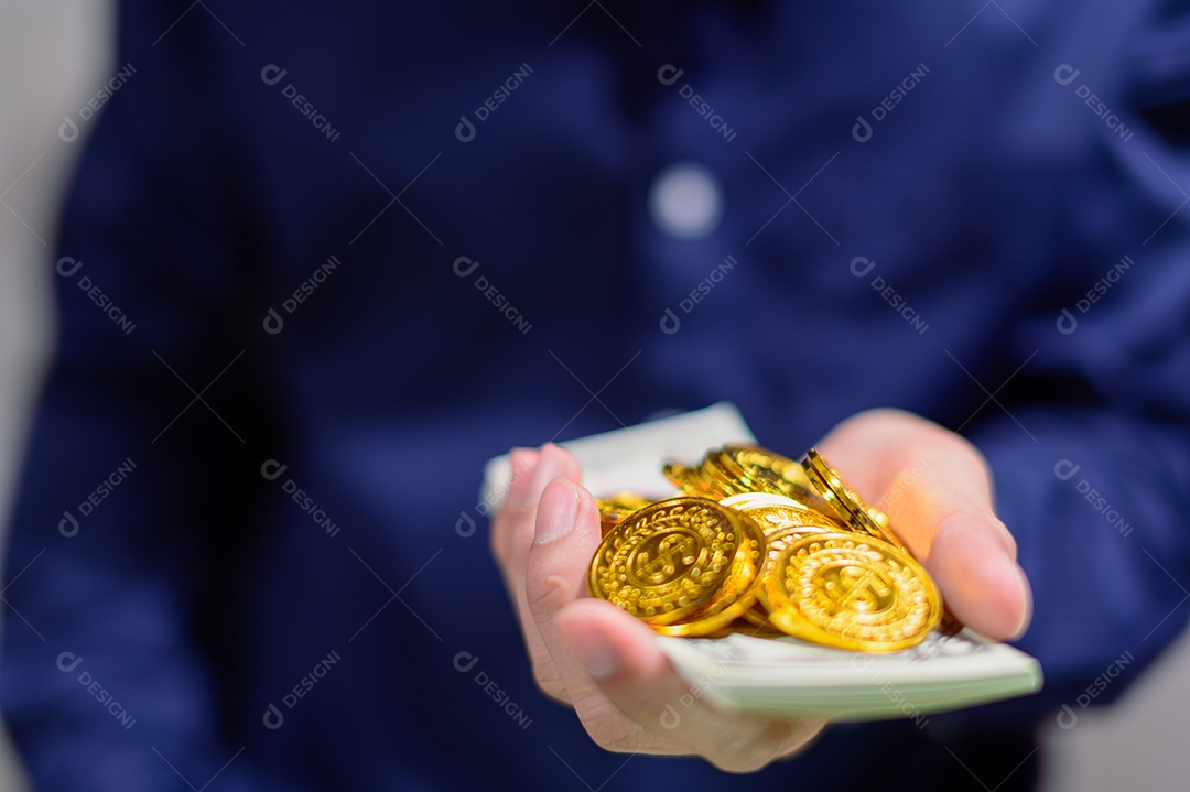 Empresários usam dinheiro para comprar mercadorias e fazer negócios