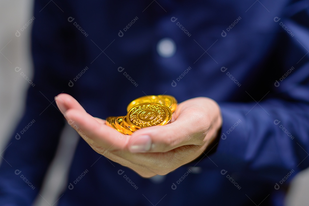 Empresário usando dinheiro para comprar mercadorias e fazer negócios