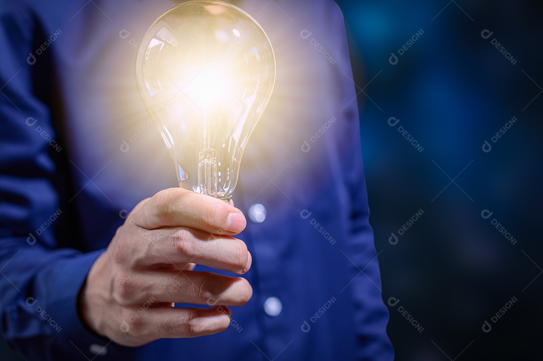 Conceito de ideia criativa de pessoas de negócios para lâmpadas