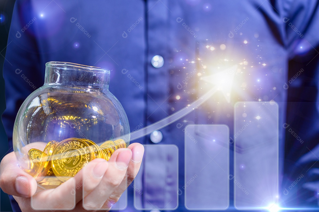Conceito de um empresário economizando dinheiro em uma jarra de vidro e gráfico