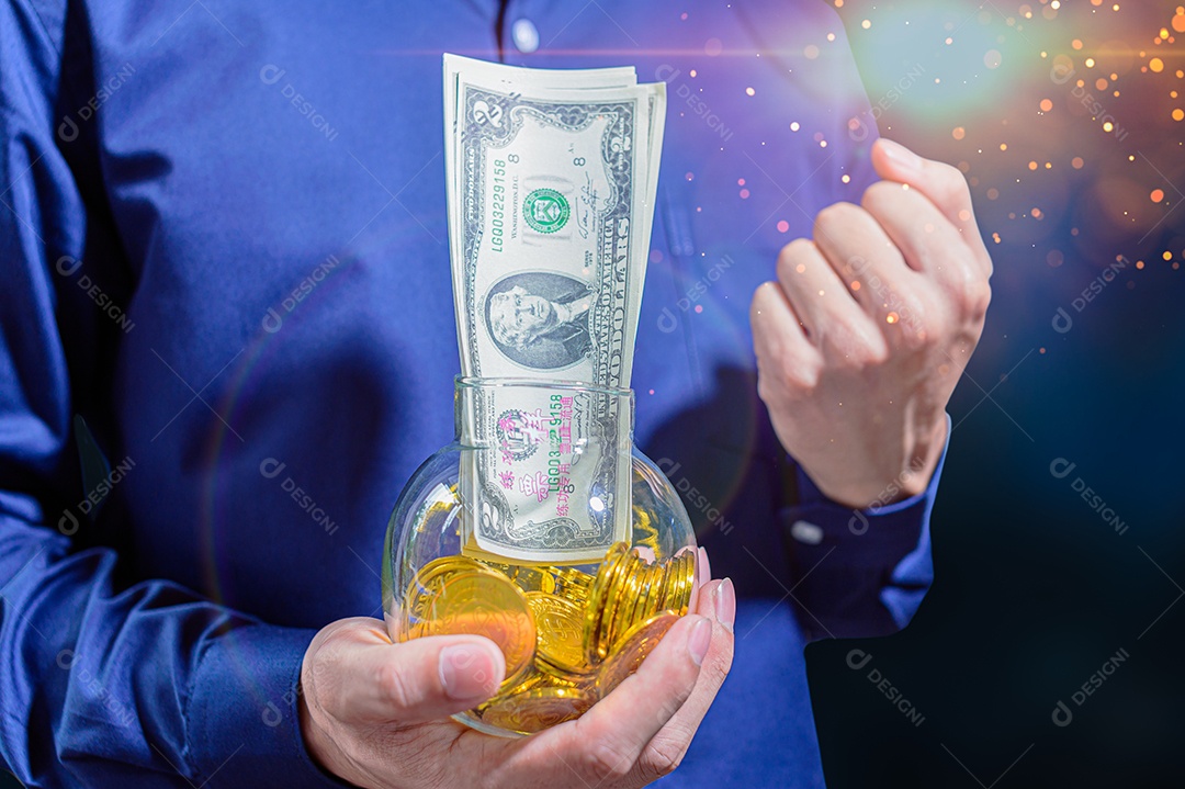 A ideia de empresários segurando dinheiro, obtendo lucros, economizando dinheiro.