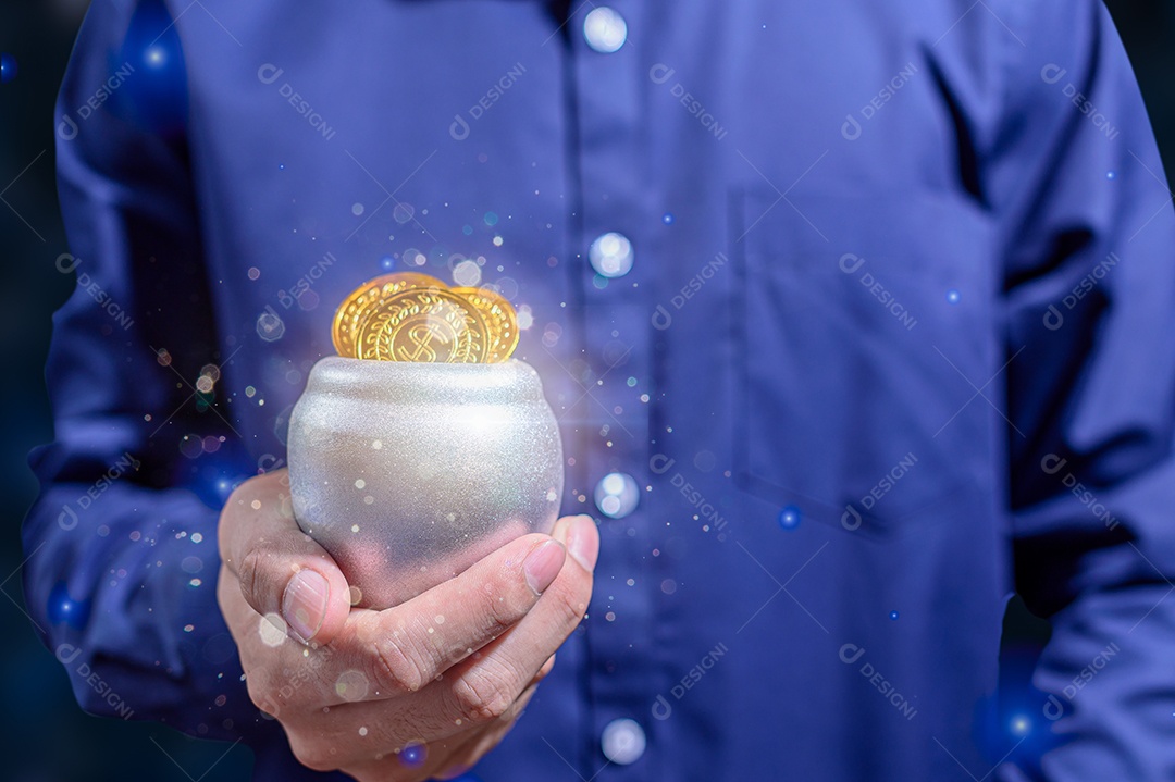 A ideia de empresários segurando dinheiro, obtendo lucros, economizando dinheiro.