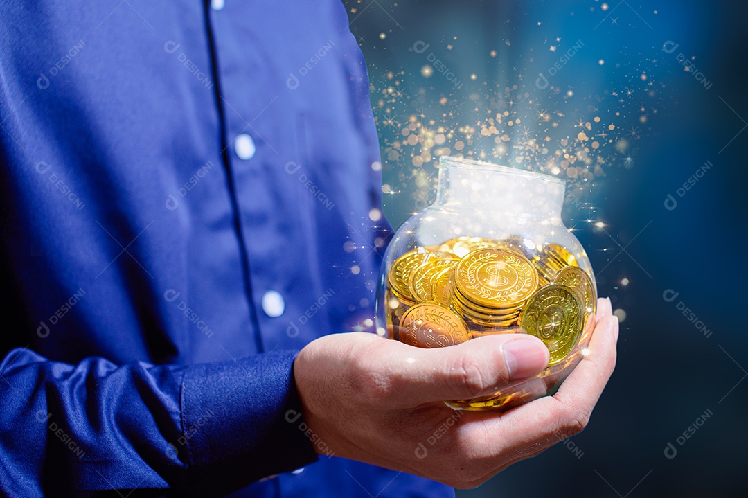 A ideia de empresários segurando dinheiro, obtendo lucros, economizando dinheiro.