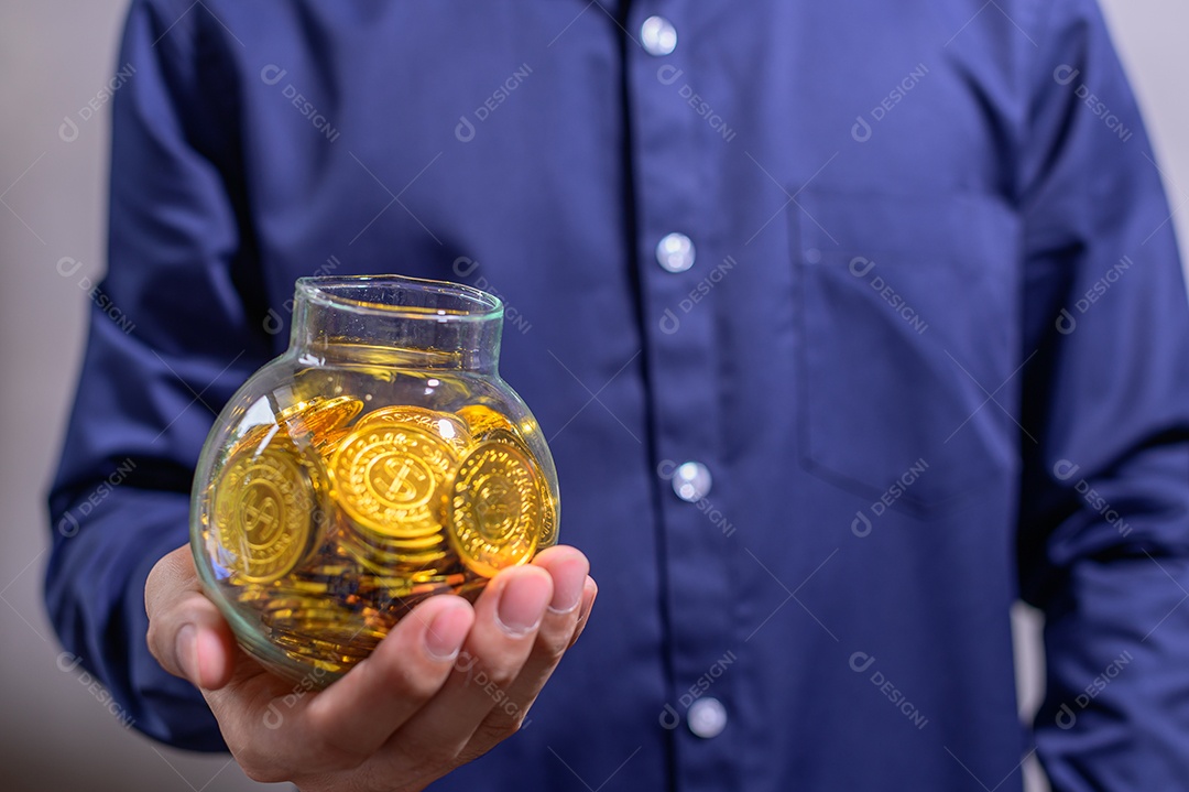 A ideia de empresários segurando dinheiro, obtendo lucros, economizando dinheiro.