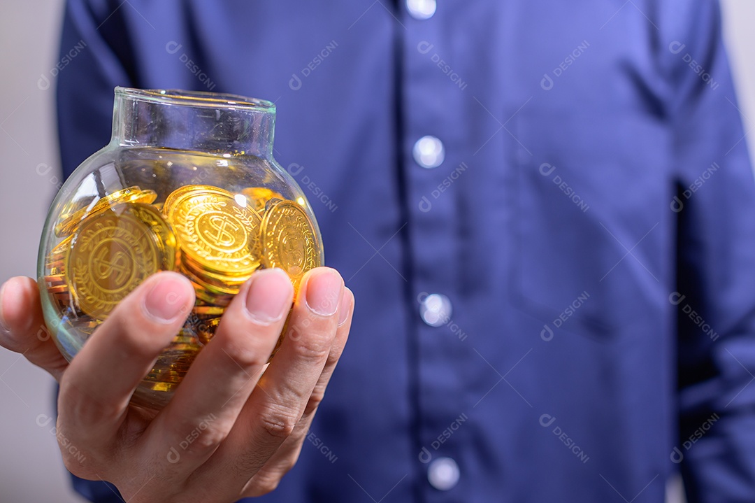 A ideia de empresários segurando dinheiro, obtendo lucros, economizando dinheiro.