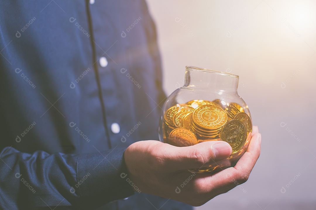 A ideia de empresários segurando dinheiro, obtendo lucros, economizando dinheiro.