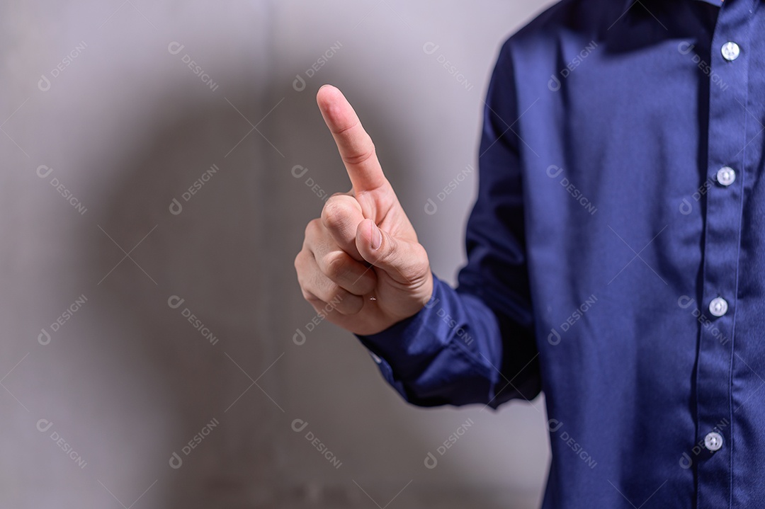 Um homem de negócios apontando um dedo em uma camisa azul