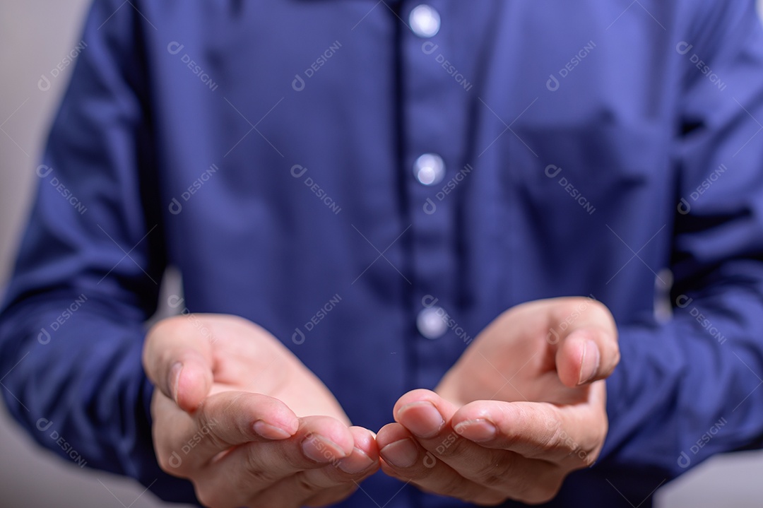 Um homem de negócios apontando um dedo em uma camisa azul