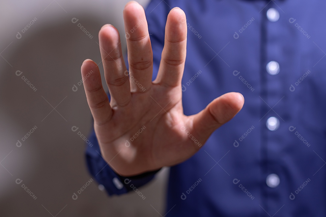 Um homem de negócios apontando um dedo em uma camisa azul