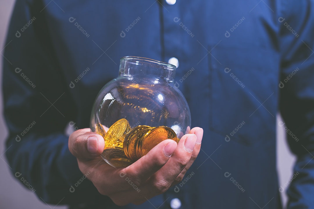 A ideia de empresários segurando dinheiro, obtendo lucros, economizando dinheiro.