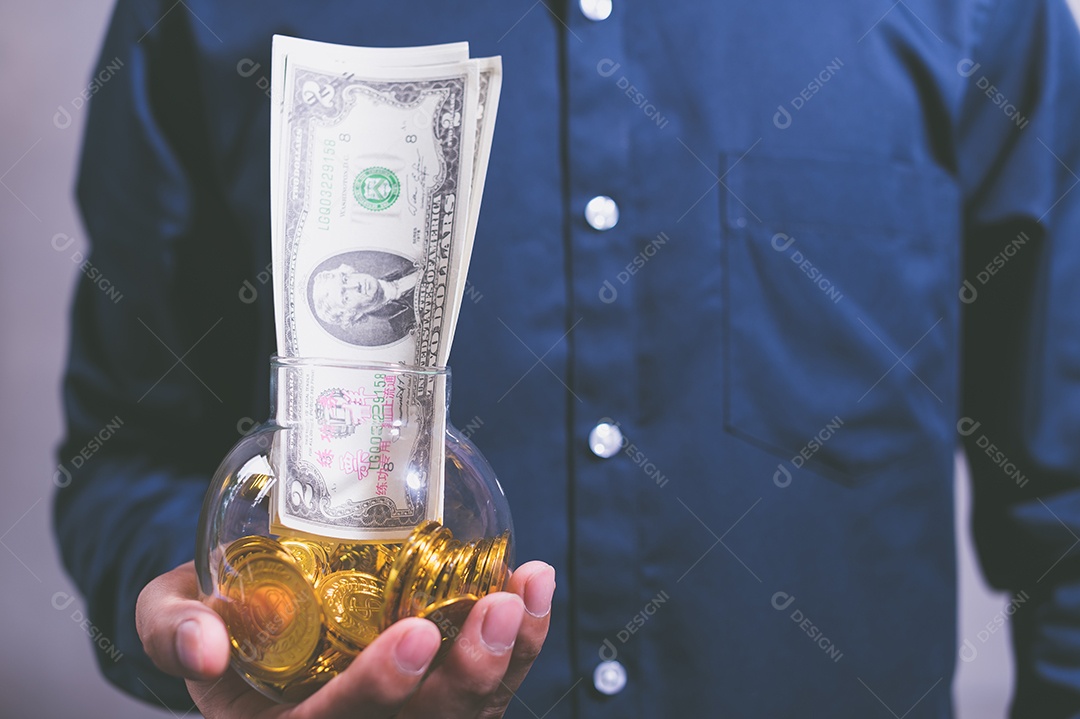 A ideia de empresários segurando dinheiro, obtendo lucros, economizando dinheiro.