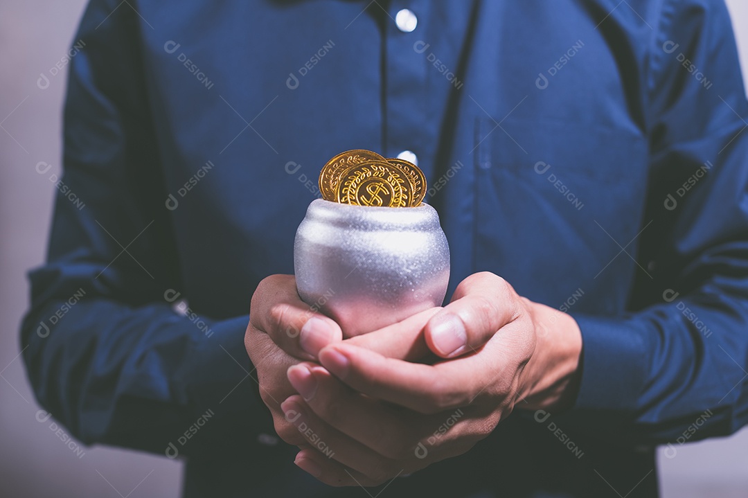 A ideia de empresários segurando dinheiro, obtendo lucros, economizando dinheiro.