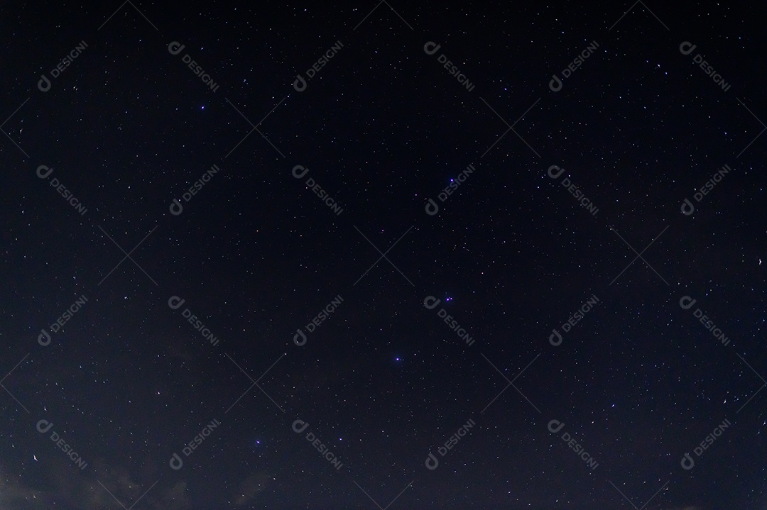 Céu e nuvens e estrelas à noite