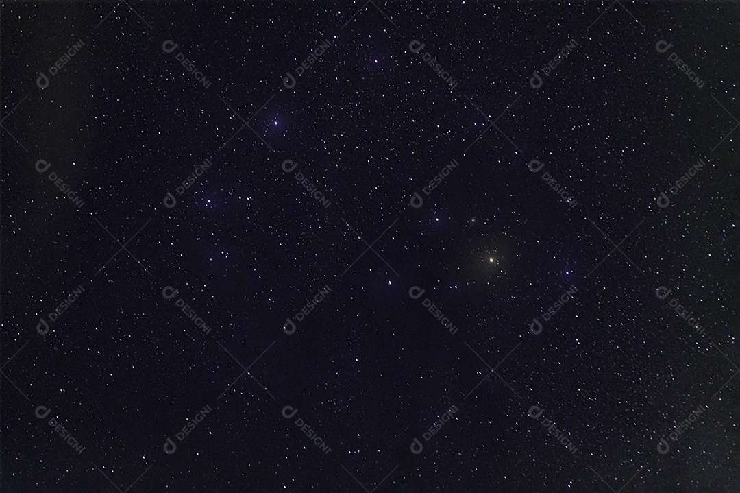 Céu e nuvens e estrelas à noite