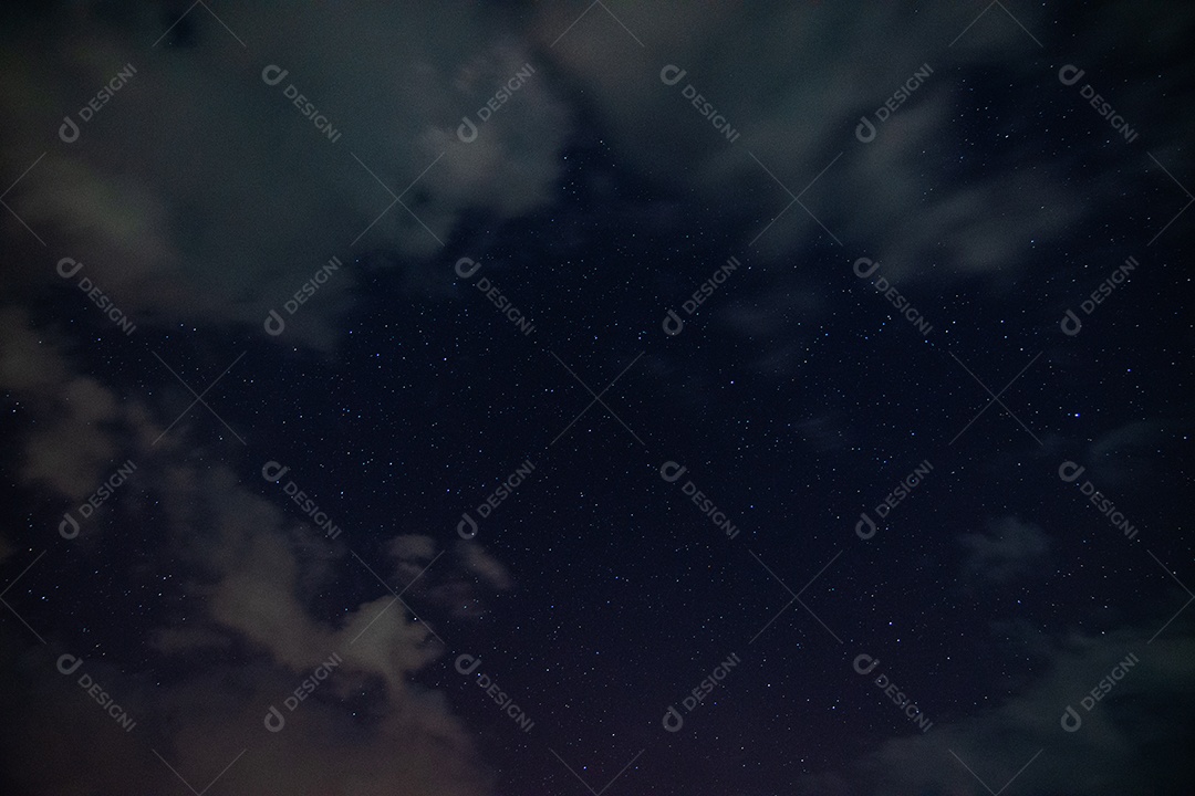 Céu e nuvens e estrelas à noite