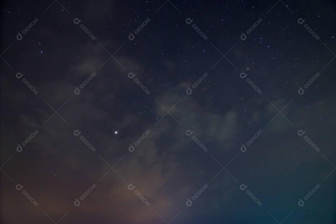 Céu da Via Láctea e estrelas à noite