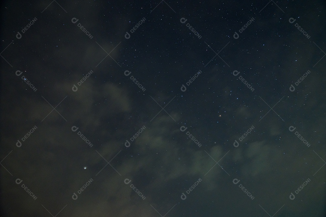 Céu da Via Láctea e estrelas à noite