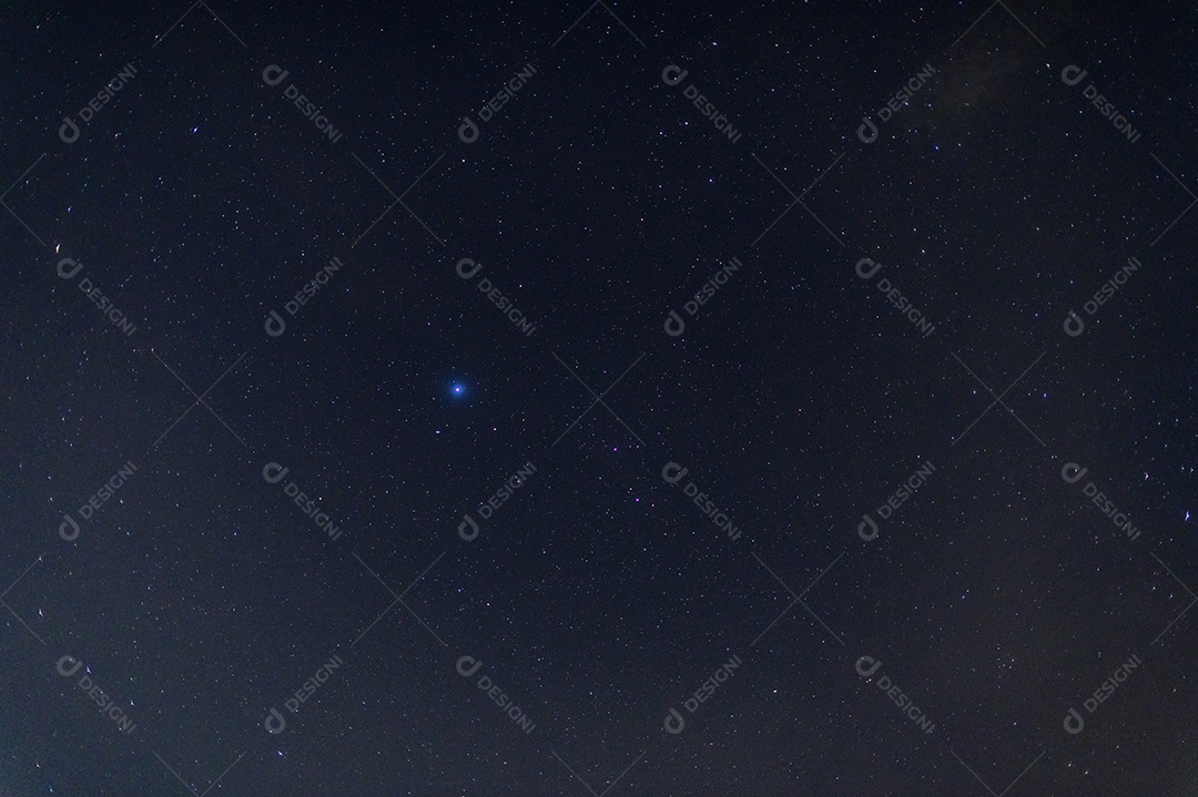 Céu da Via Láctea e estrelas à noite