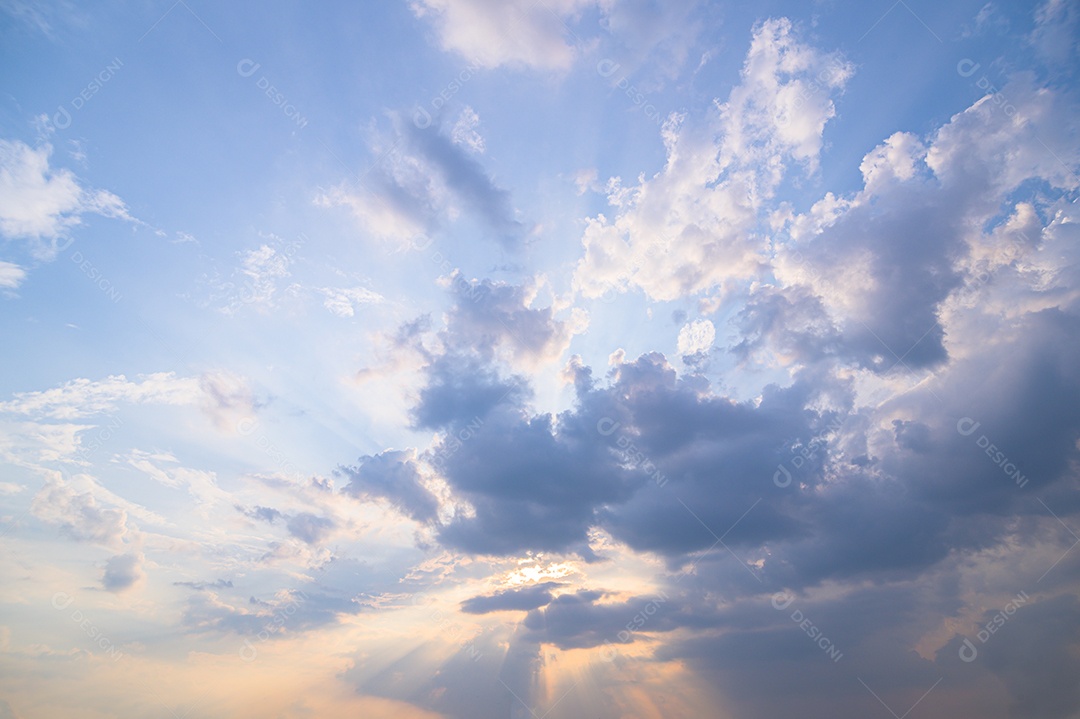 Linda paisagem de céu nublado sol