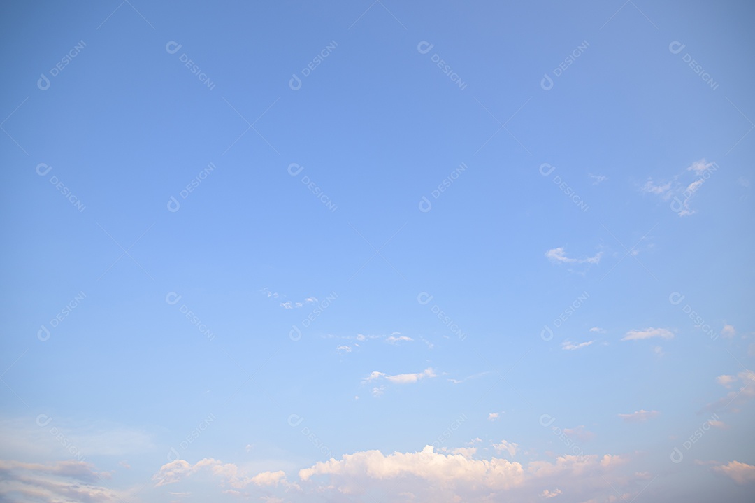 Linda paisagem de céu nublado sol