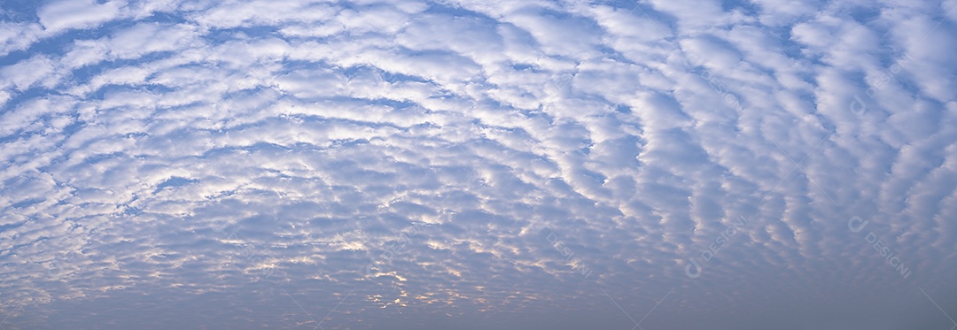 Linda paisagem de céu nublado sol