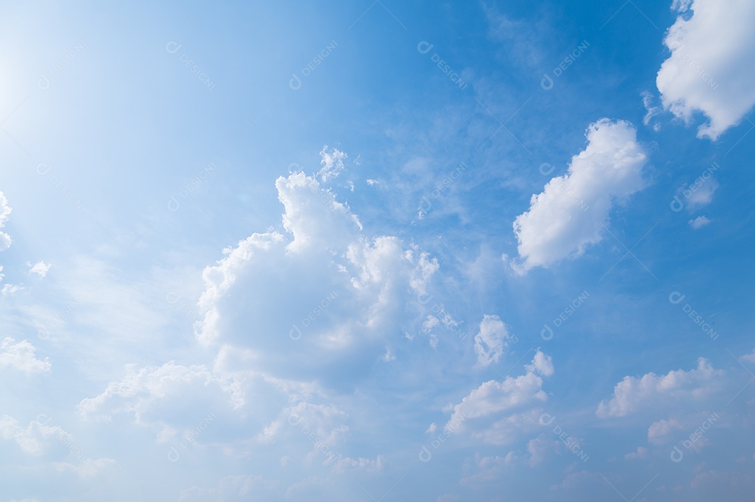 Linda paisagem de céu nublado sol