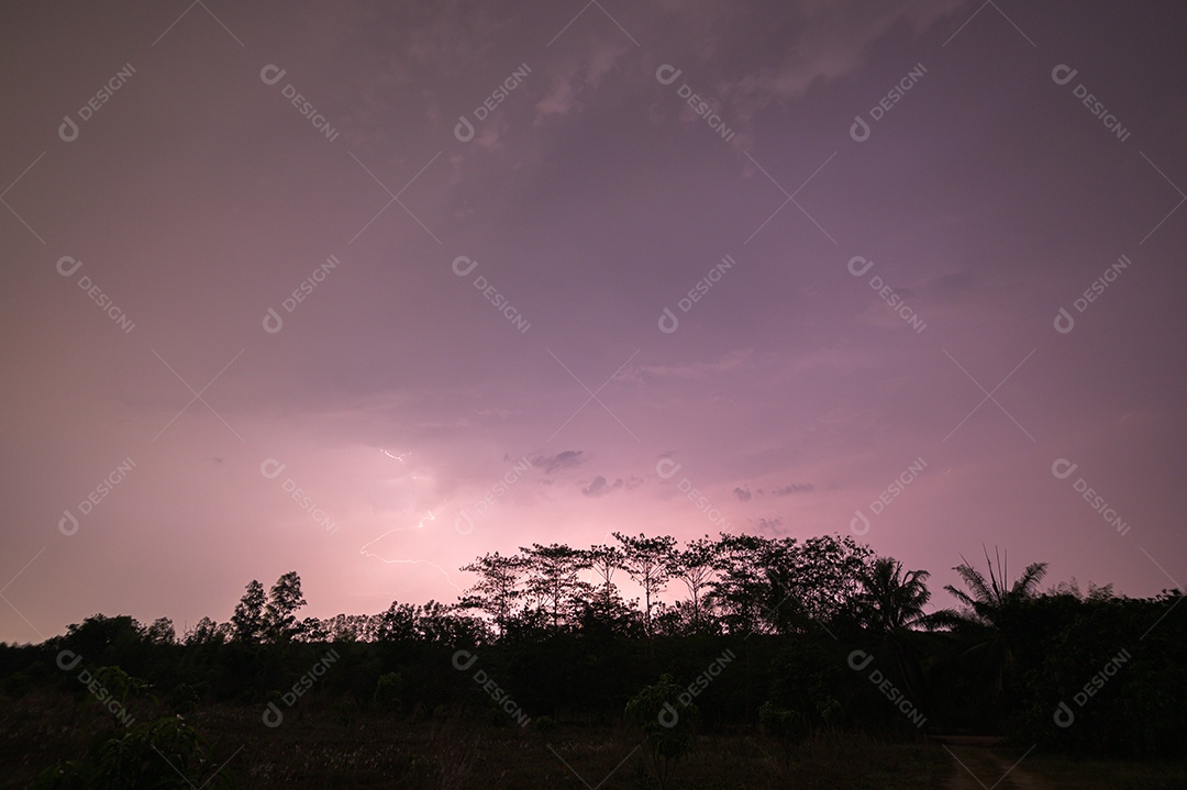 Visão de um raio no céu à noite