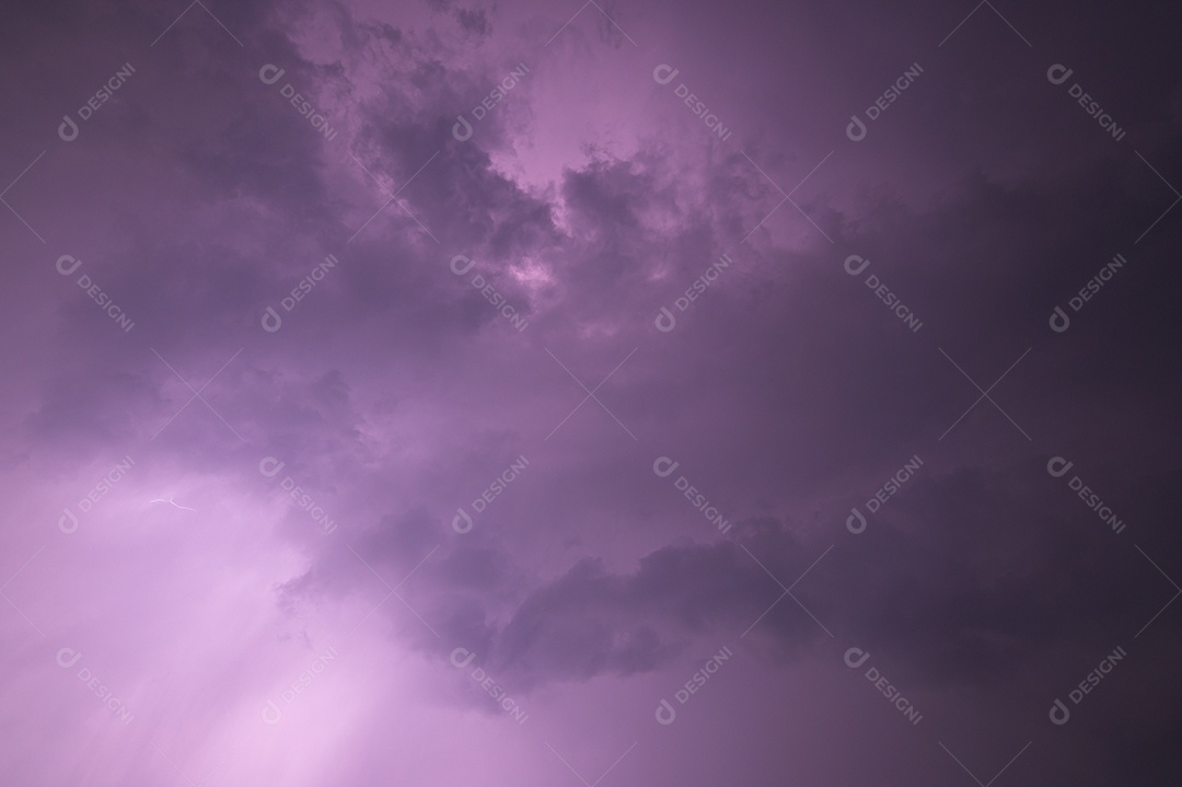 Visão de um raio no céu à noite