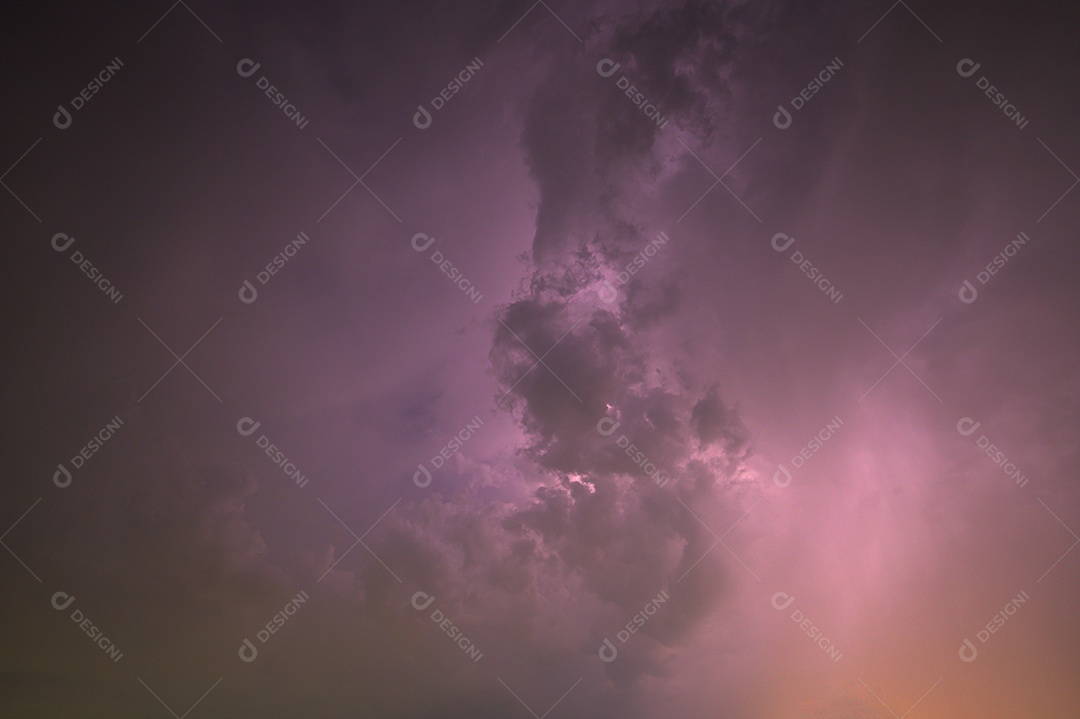 Visão de um raio no céu à noite