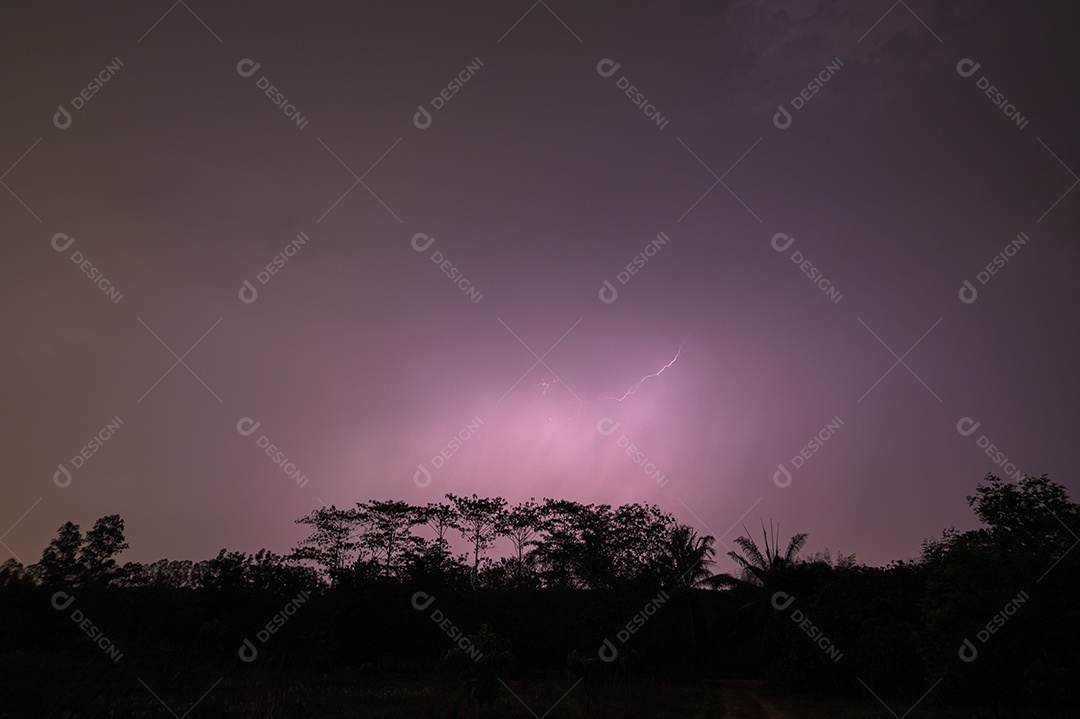 Visão de um raio no céu à noite