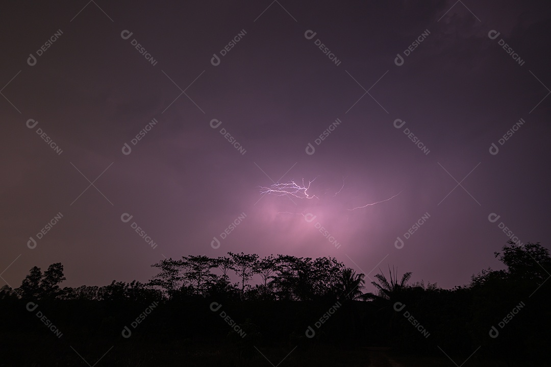 Visão de um raio no céu à noite
