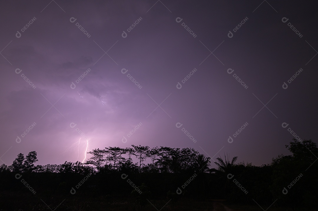 Visão de um raio no céu à noite