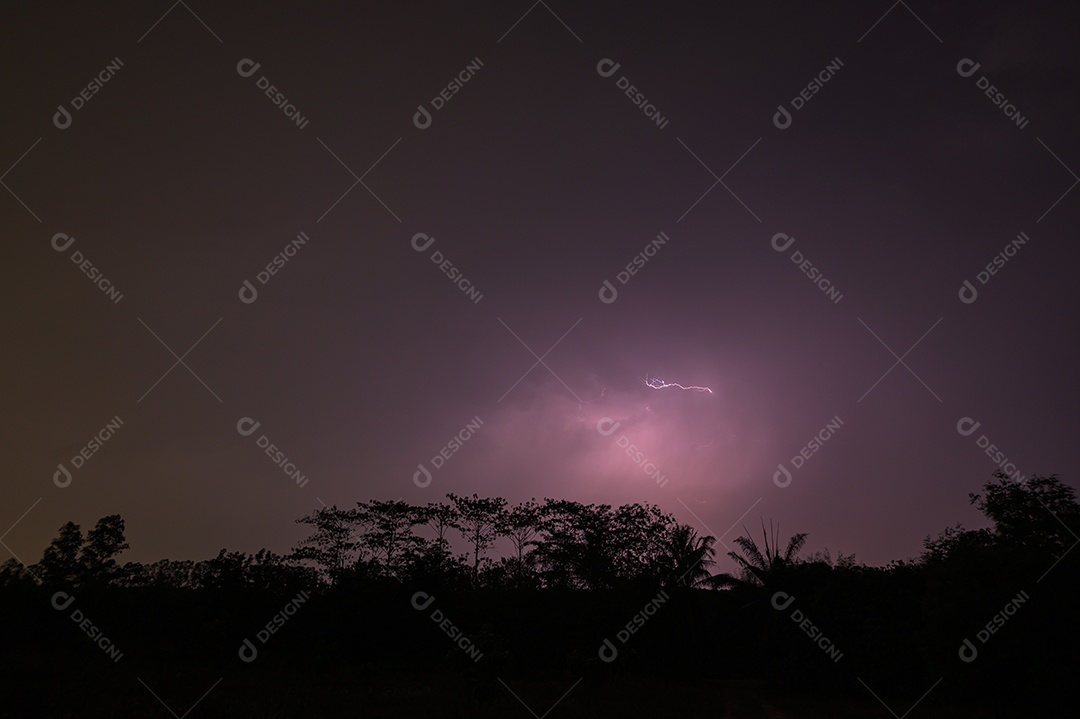 Visão de um raio no céu à noite