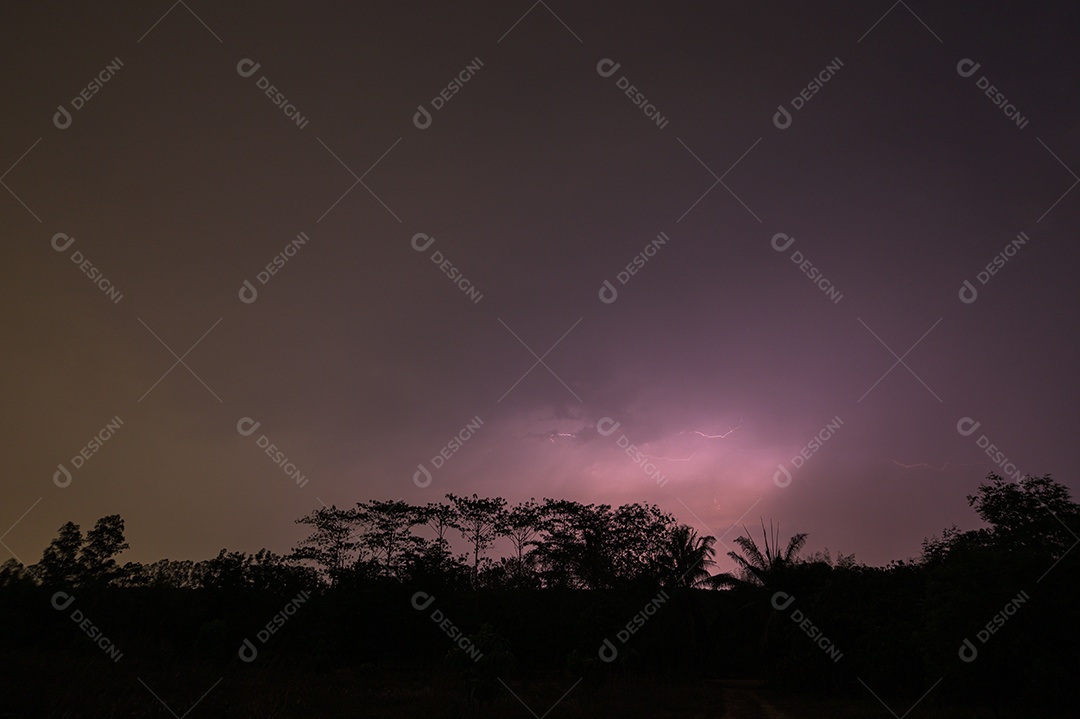 Visão de um raio no céu à noite