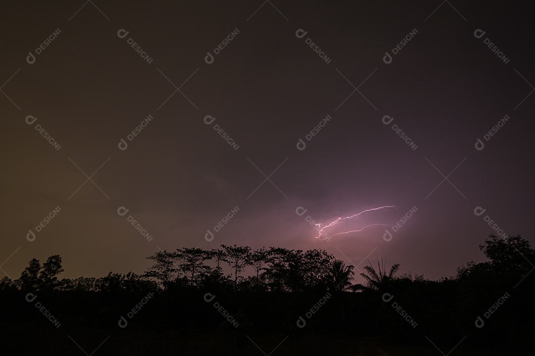 Visão de um raio no céu à noite