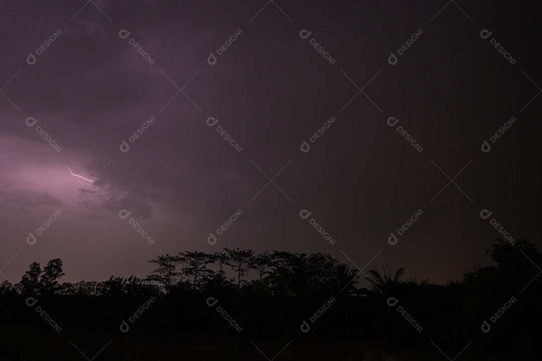 Visão de um raio no céu à noite