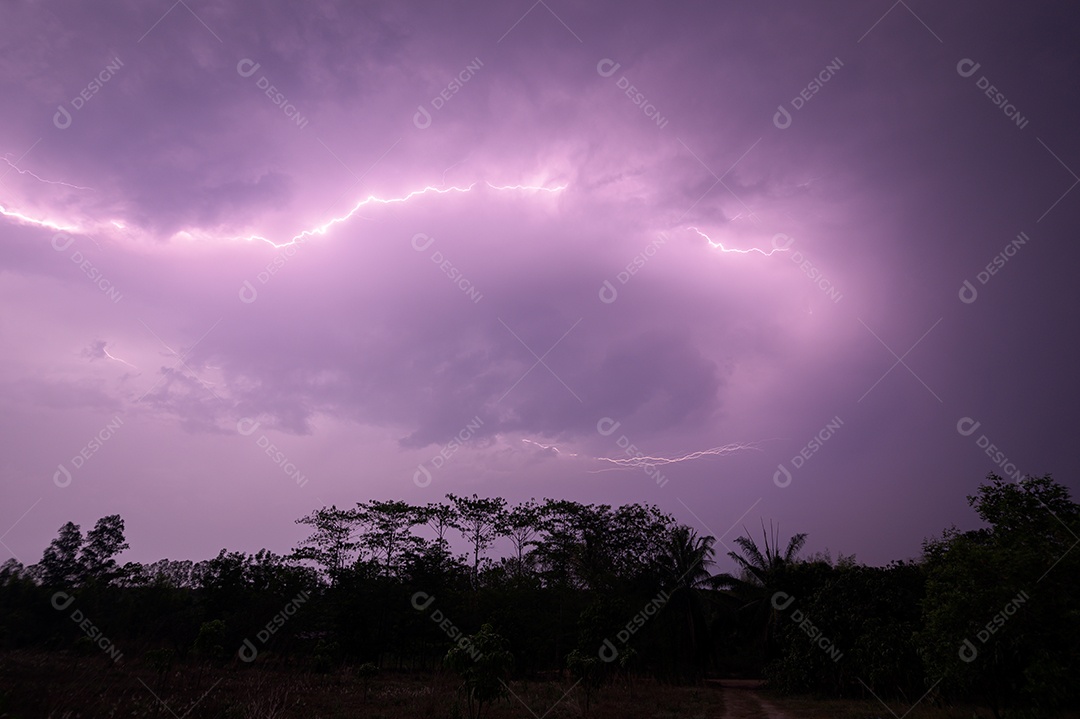 Visão de um raio no céu à noite