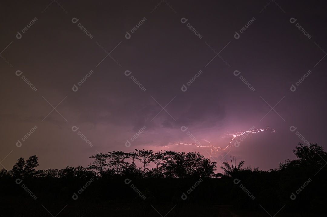 Visão de um raio no céu à noite