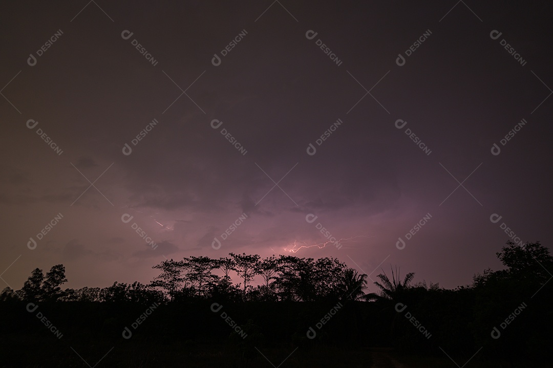 Visão de um raio no céu à noite