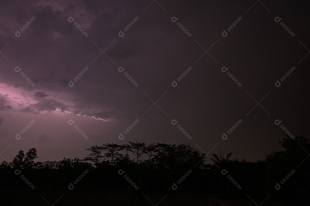 Visão de um raio no céu à noite