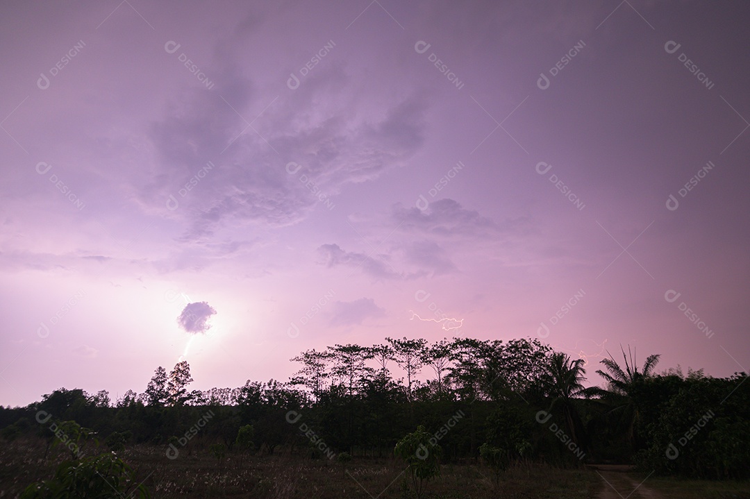 Visão de um raio no céu à noite