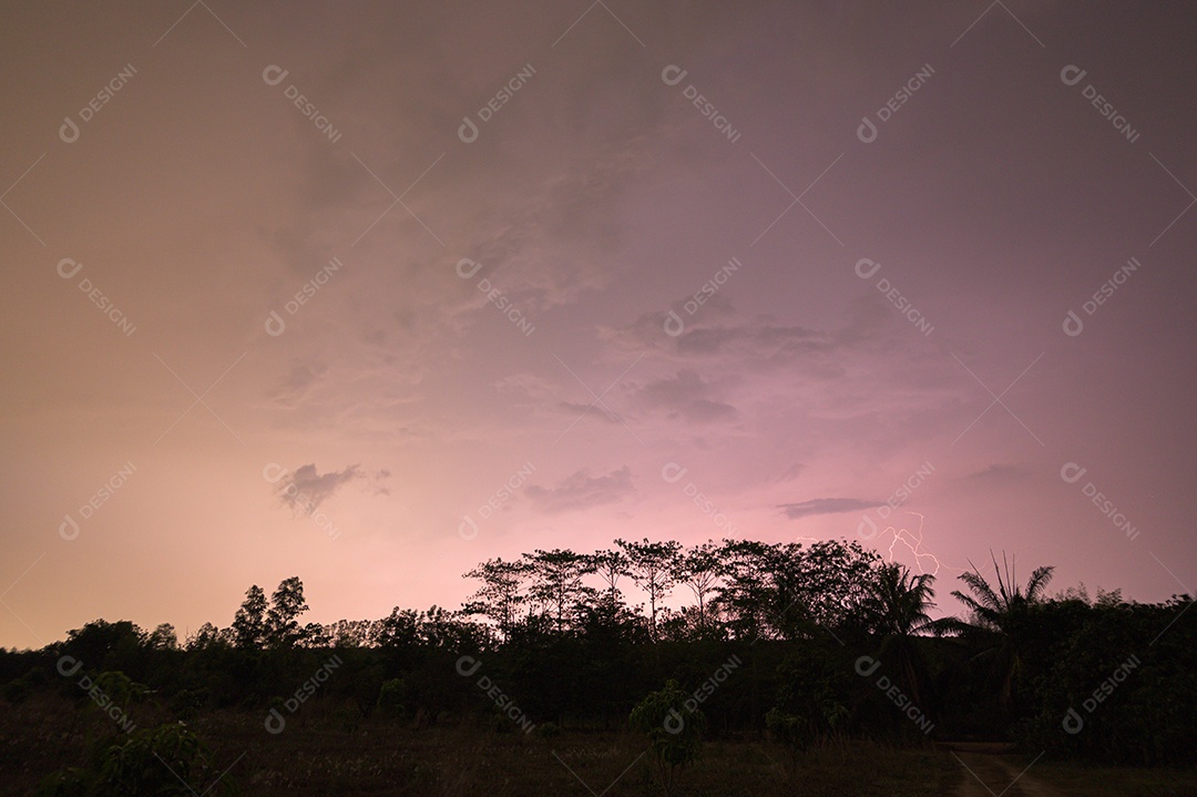 Visão de um raio no céu à noite