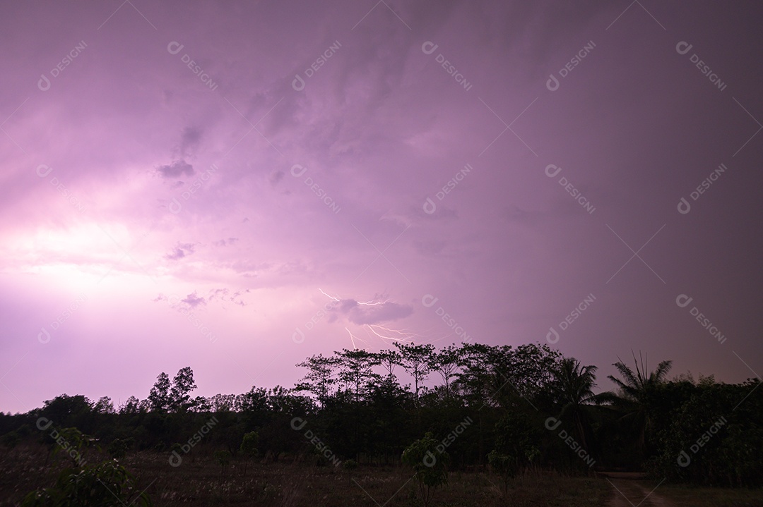 Visão de um raio no céu à noite