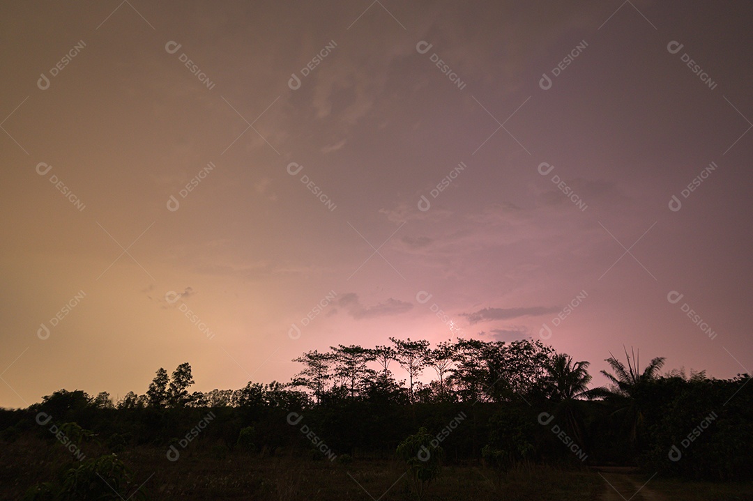 Visão de um raio no céu à noite