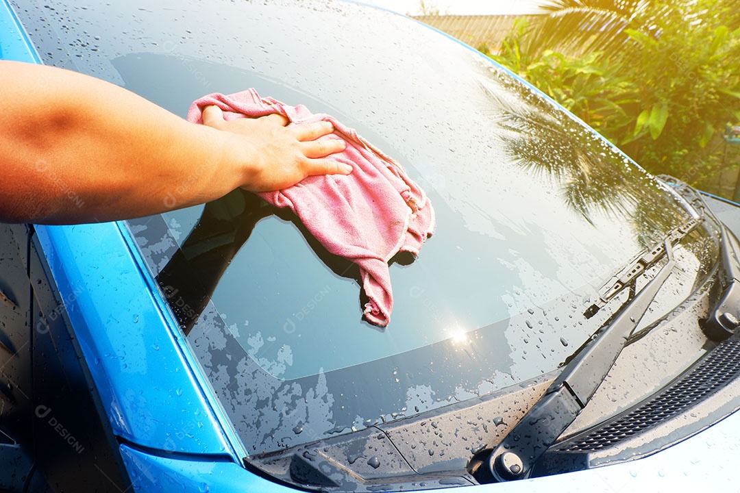 Lavagem de carro e lenços umedecidos para limpar o carro